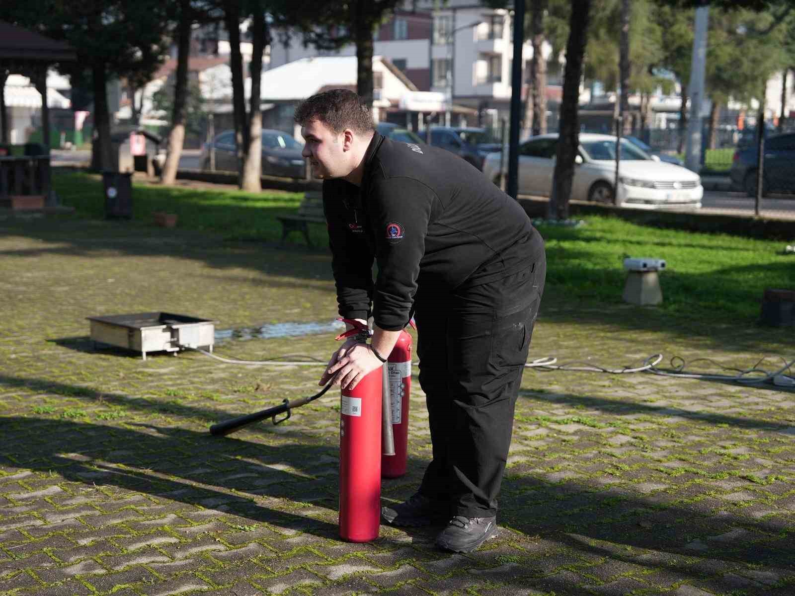 Yangına kadınlar yangın tüpüyle müdahale etti
