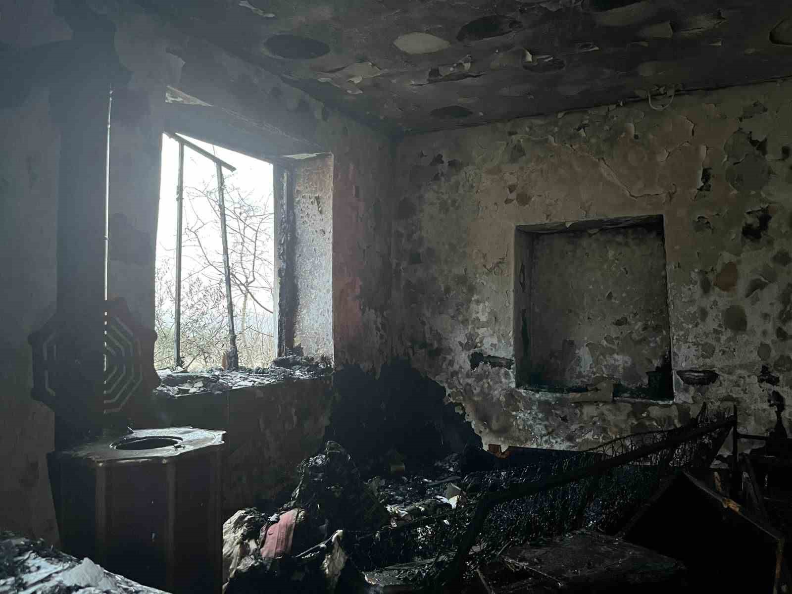 Yangına uykuda yakalanan yaşlı kadın hastaneye kaldırıldı
