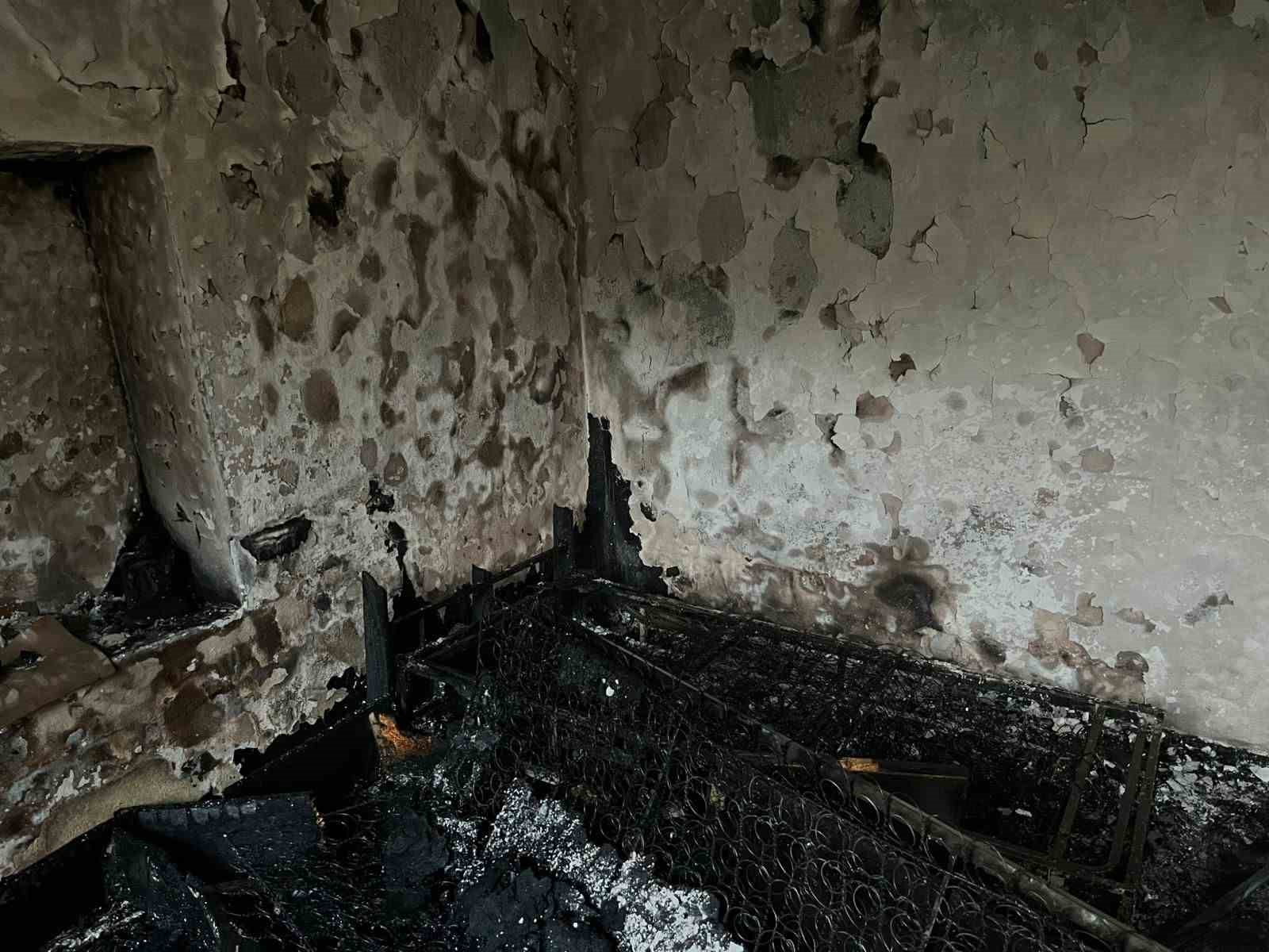 Yangına uykuda yakalanan yaşlı kadın hastaneye kaldırıldı
