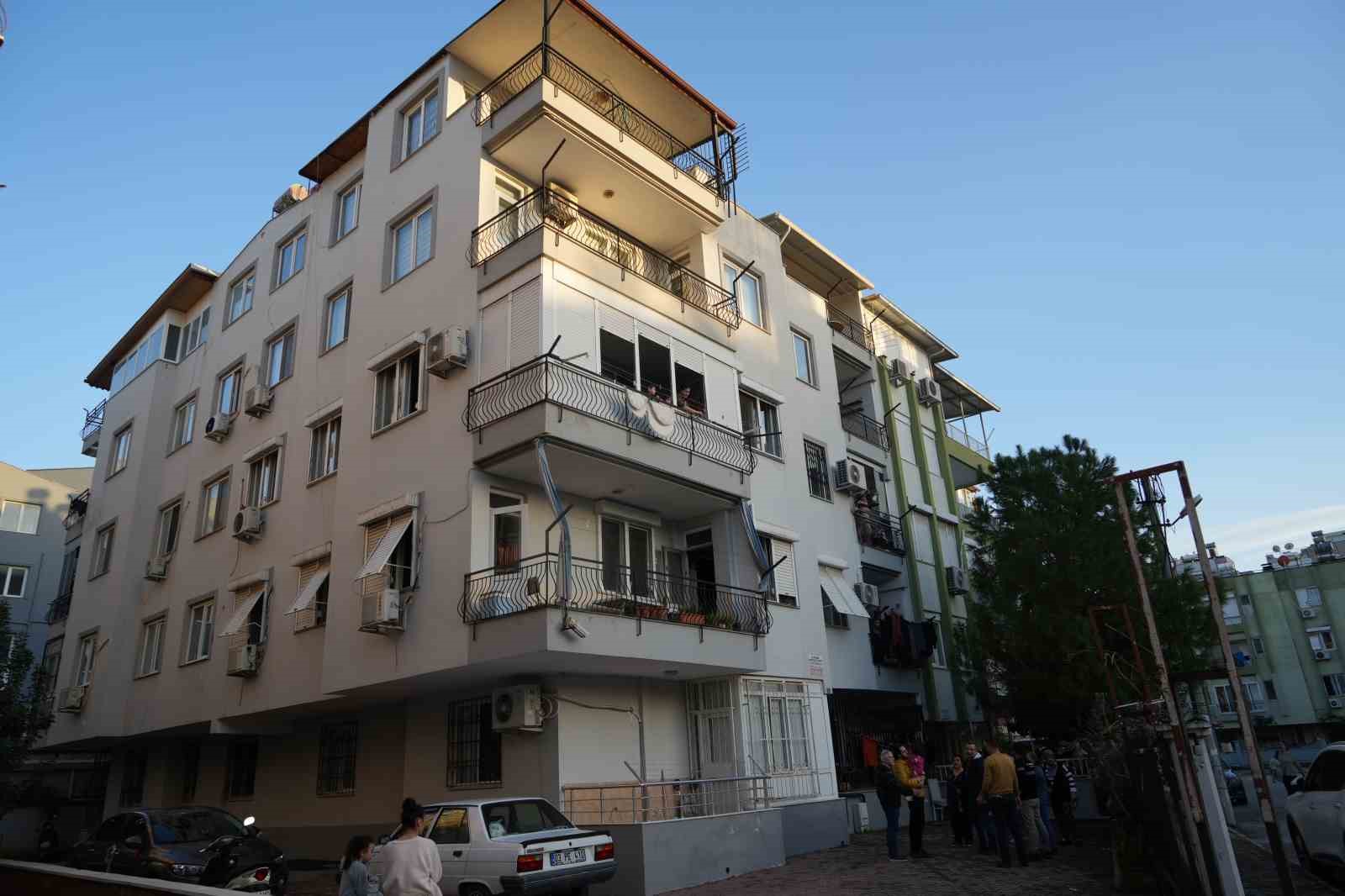 Yangına uykuda yakalandı, alevlere müdahale ederken yaralandı
