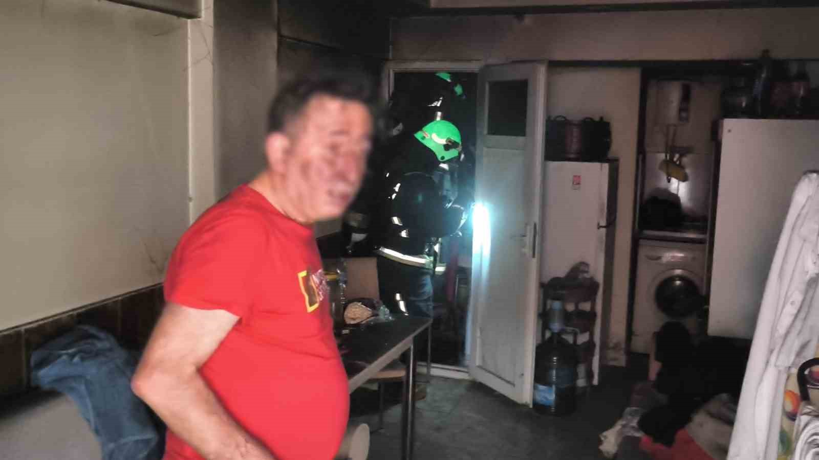 Yangına uykuda yakalanıp dumandan etkilendi, tedaviye güçlükle ikna edildi
