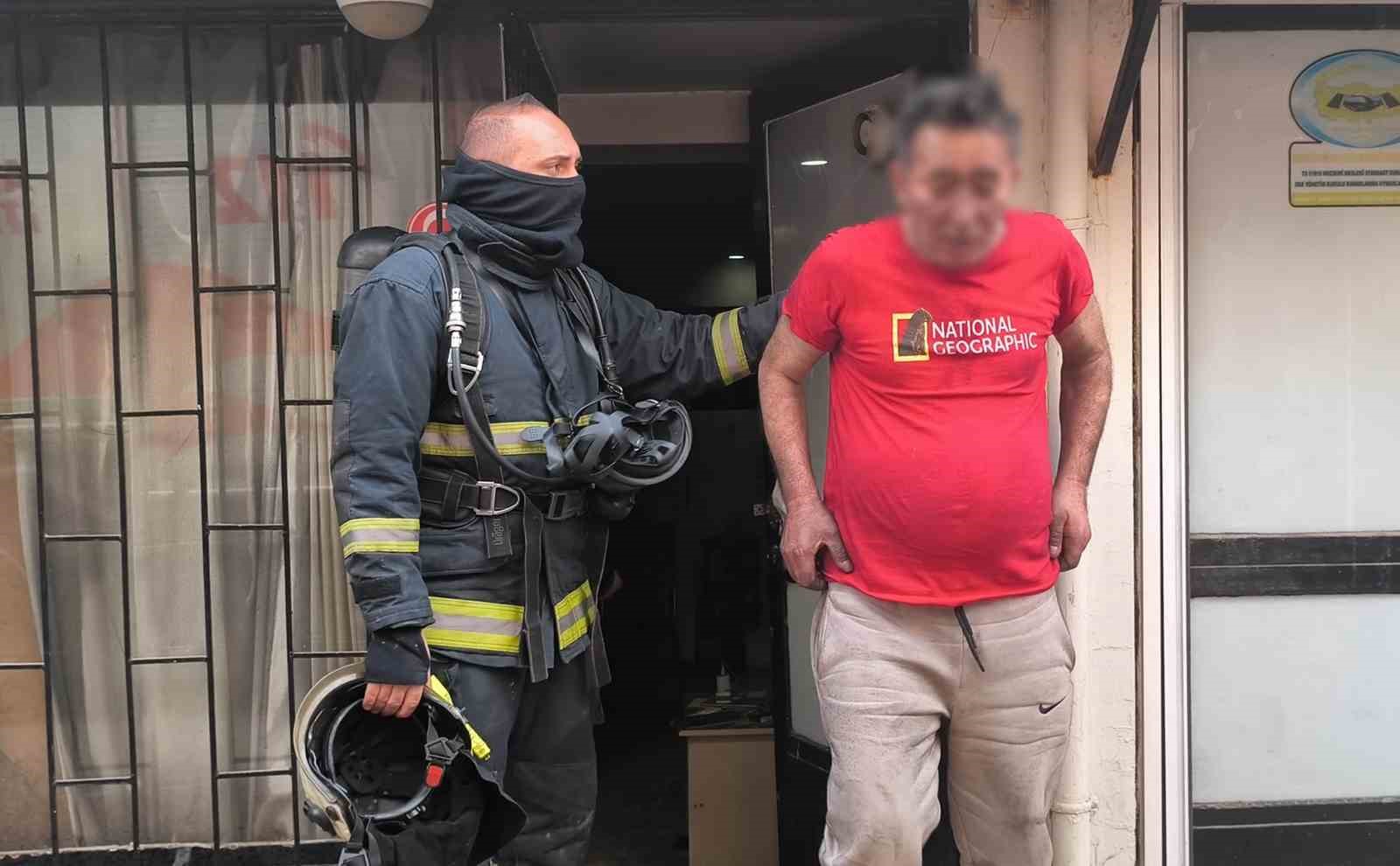 Yangına uykuda yakalanıp dumandan etkilendi, tedaviye güçlükle ikna edildi
