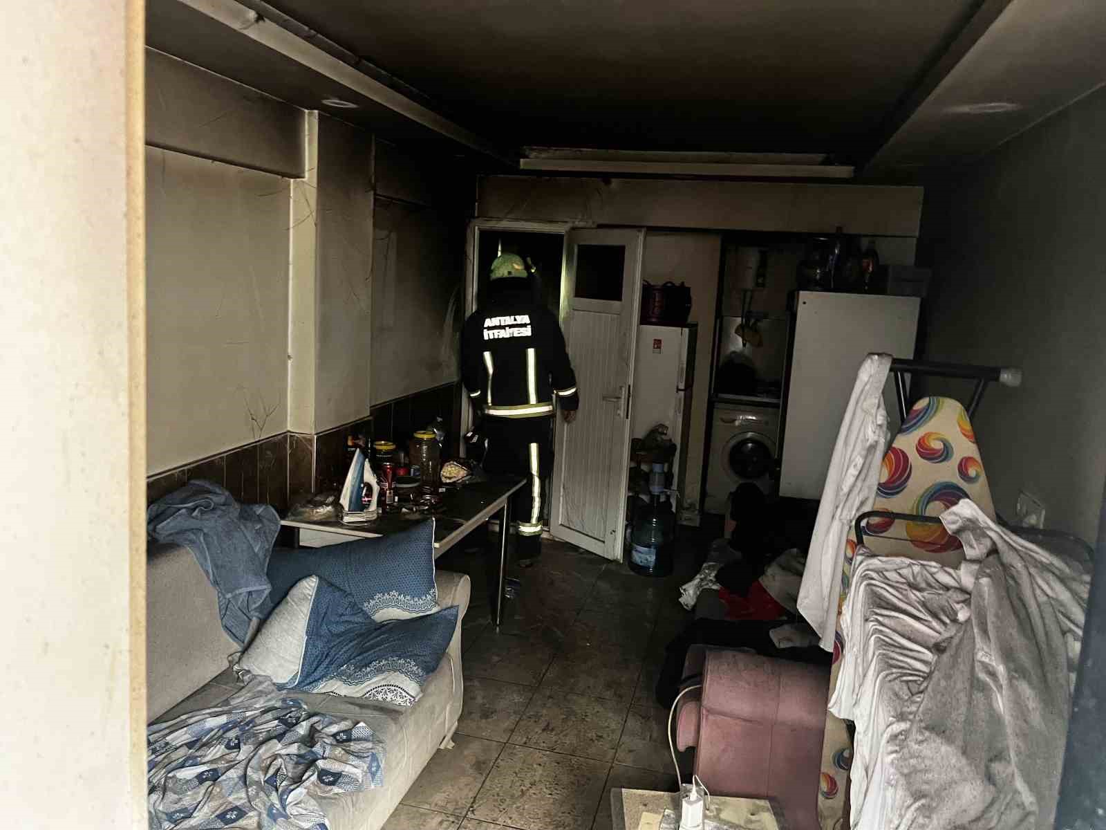 Yangına uykuda yakalanıp dumandan etkilendi, tedaviye güçlükle ikna edildi
