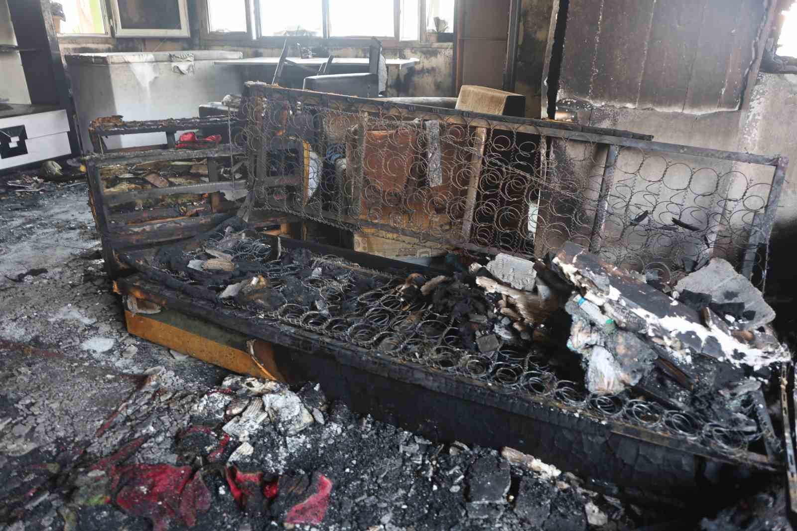 Yangında 4 çocuğuyla birlikte felaketi yaşayan annenin tek başına verdiği emek küle döndü
