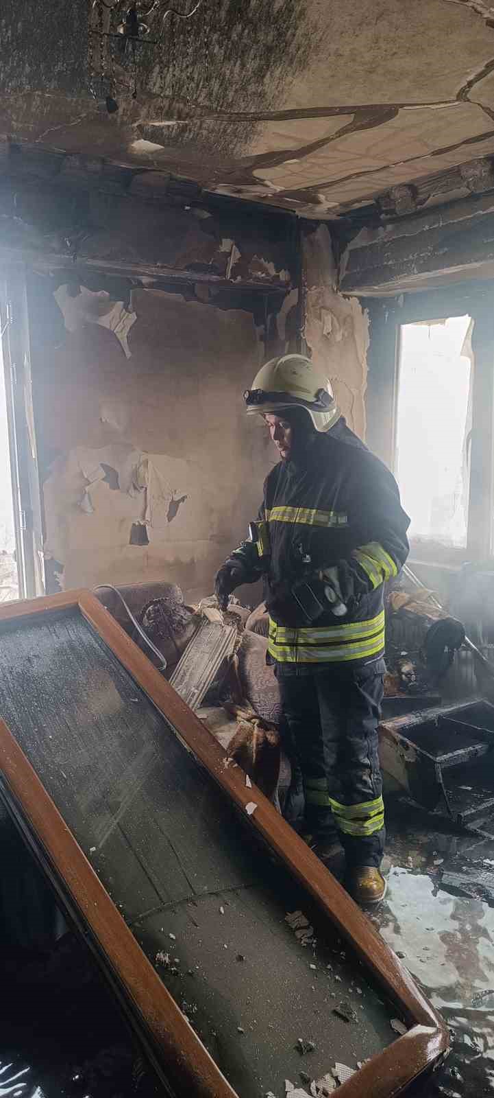 Yangında dumandan etkilenen 3 kişi hastaneye kaldırıldı
