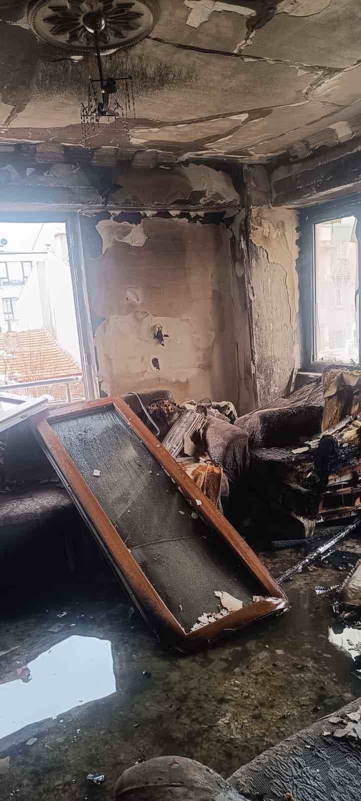 Yangında dumandan etkilenen 3 kişi hastaneye kaldırıldı
