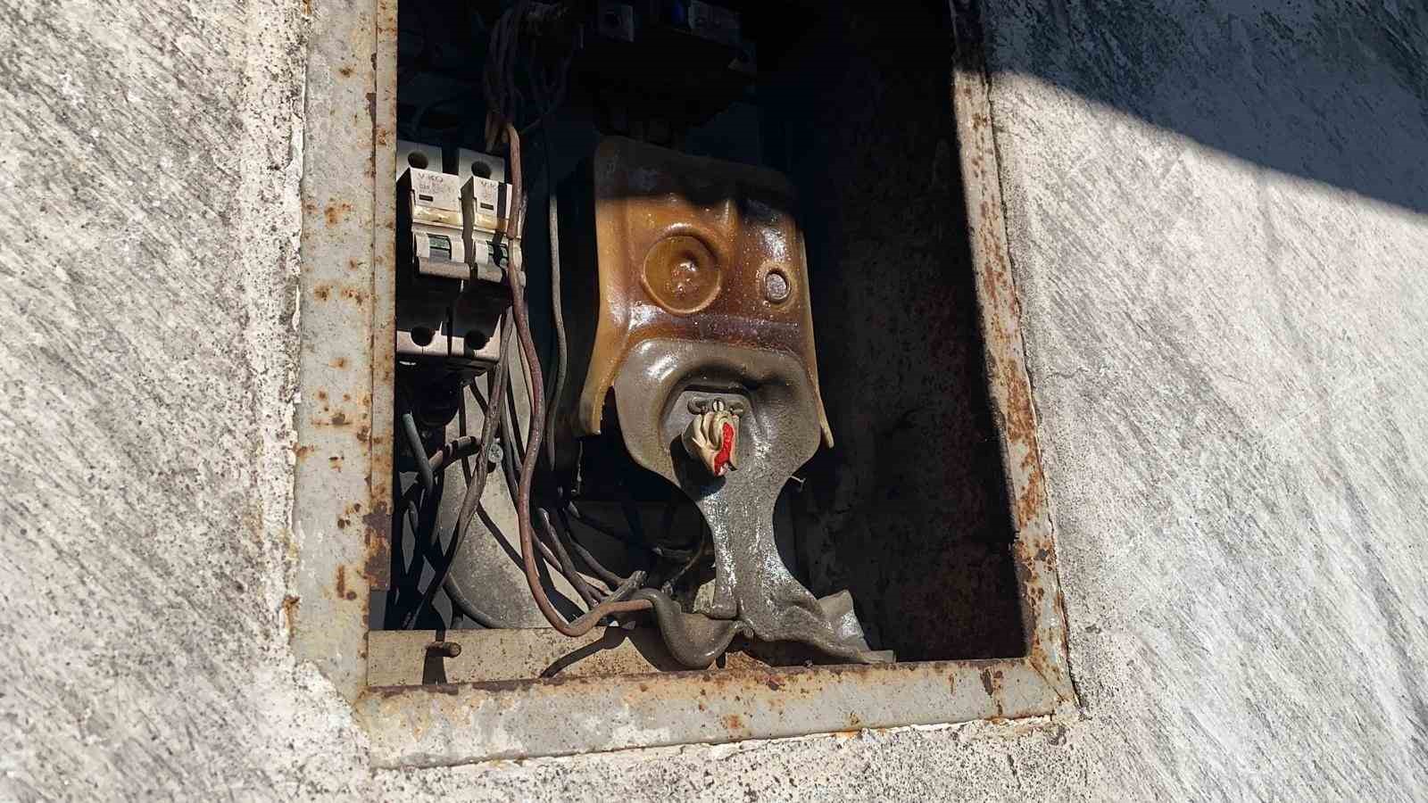 Yangında engelli çocukları bulunan ailenin evi küle döndü
