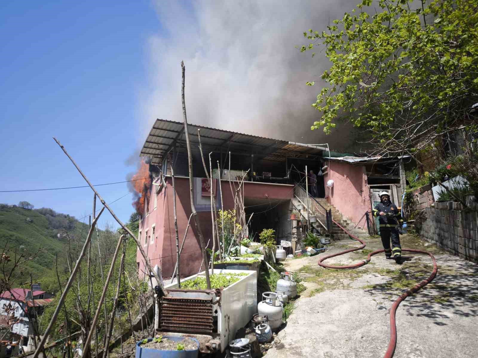Yangında eşyalar küle döndü, Kur’an-ı Kerim zarar görmedi
