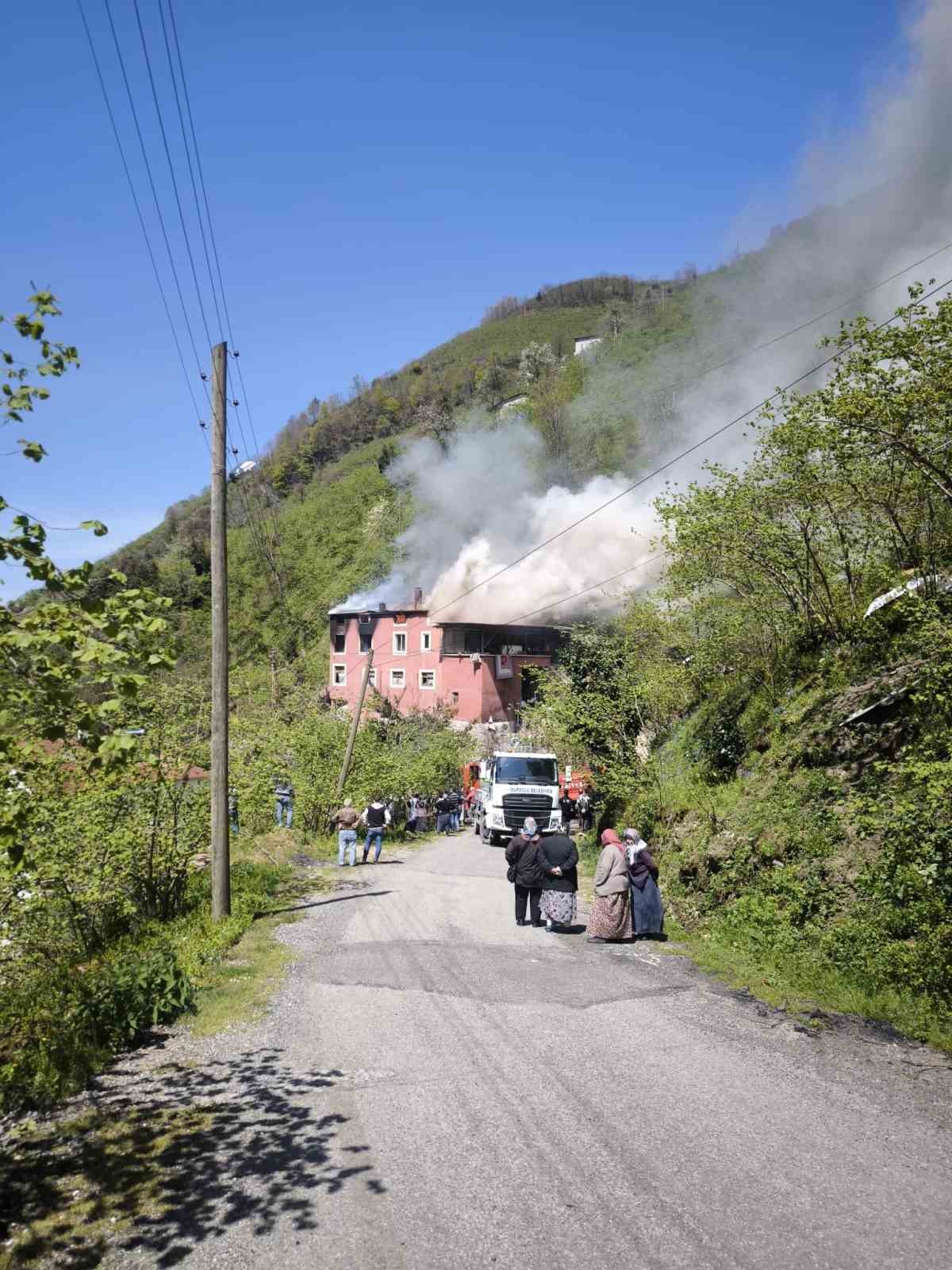 Yangında eşyalar küle döndü, Kur’an-ı Kerim zarar görmedi

