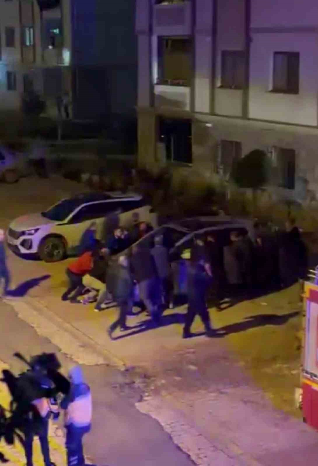 Yangında evdeki tüp patladı: Binada mahsur kalan 13 kişiyi itfaiye ekipleri kurtardı
