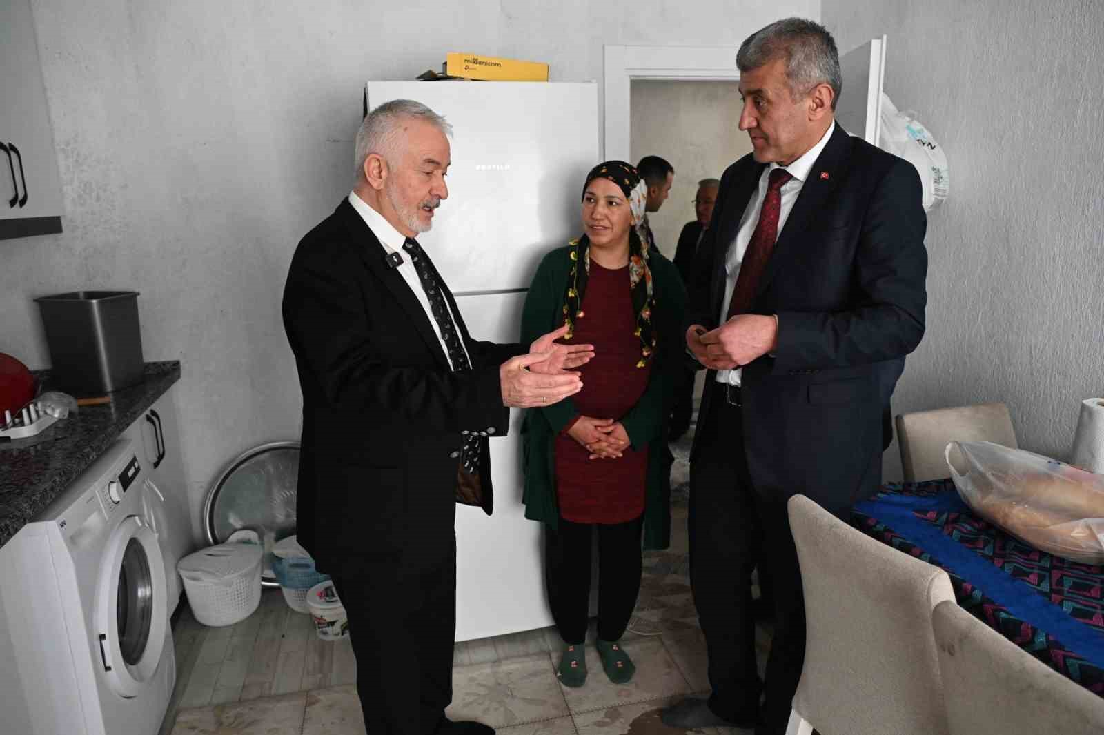 Yangında evi yanan aileye Başkan’dan yeni yuva
