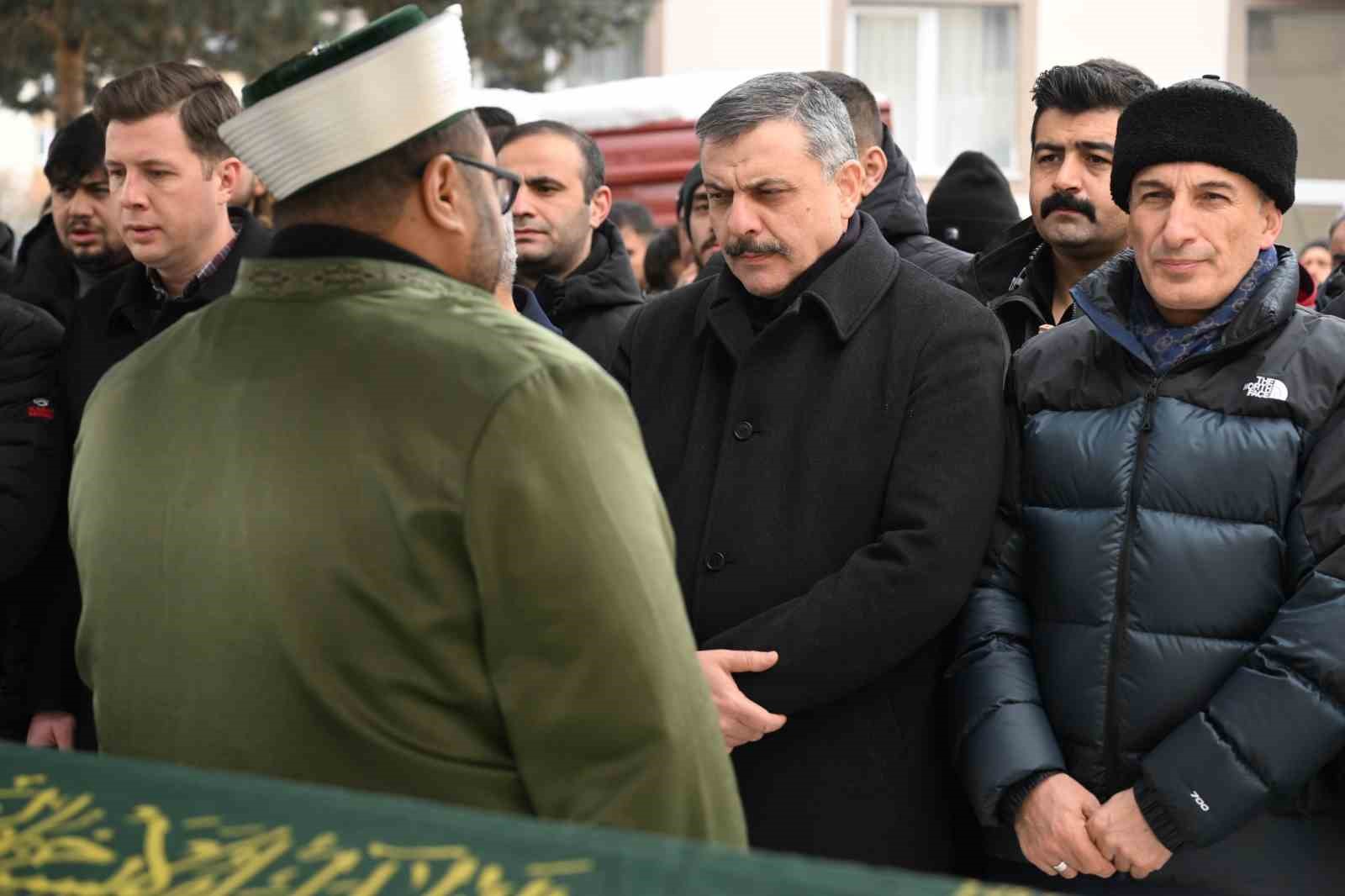 Yangında hayatını kaybeden 2 kişi gözyaşları arasında toprağa verildi
