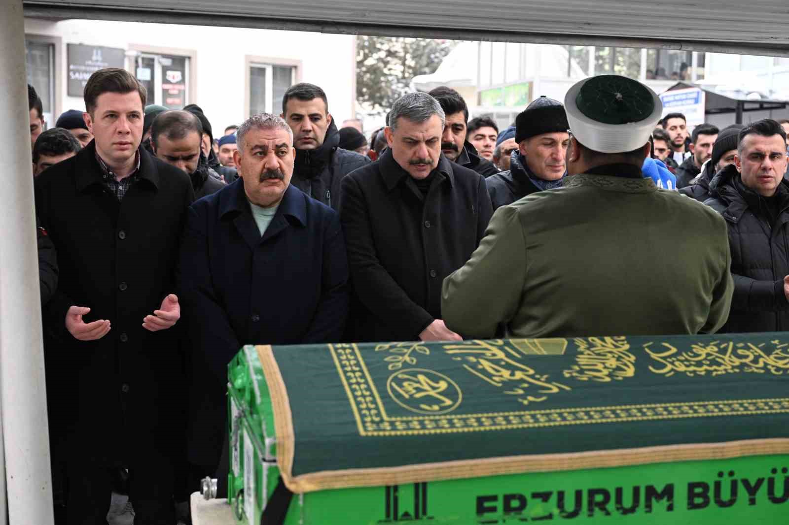 Yangında hayatını kaybeden 2 kişi gözyaşları arasında toprağa verildi
