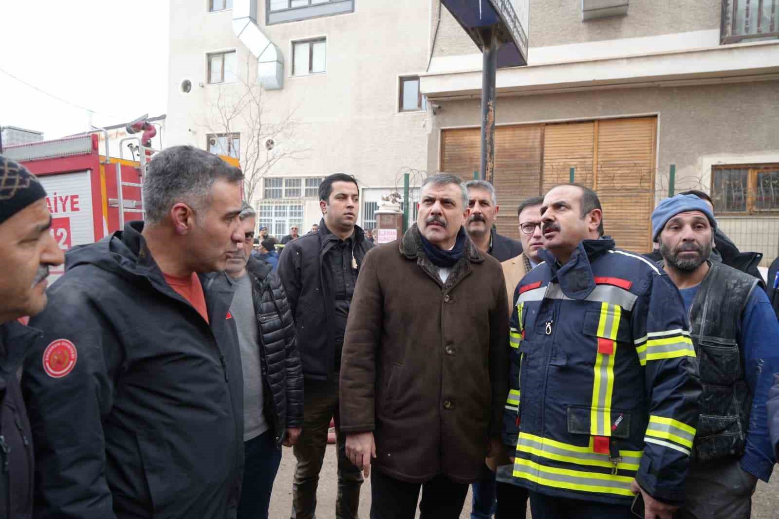 Yangında içerde kalan 2 kişi ekiplerin yardımıyla kurtarıldı
