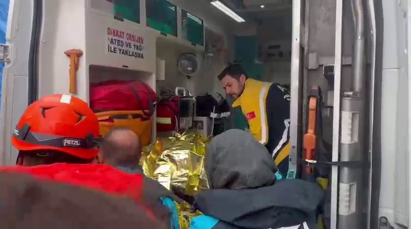 Yangında içerde kalan 2 kişi ekiplerin yardımıyla kurtarıldı
