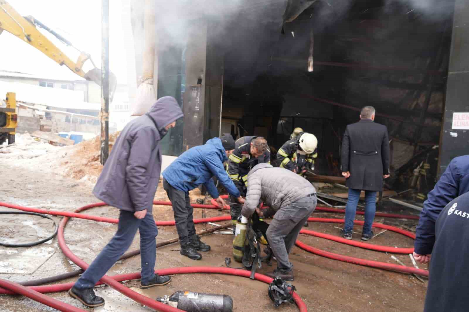 Yangında içerde kalan 2 kişi ekiplerin yardımıyla kurtarıldı
