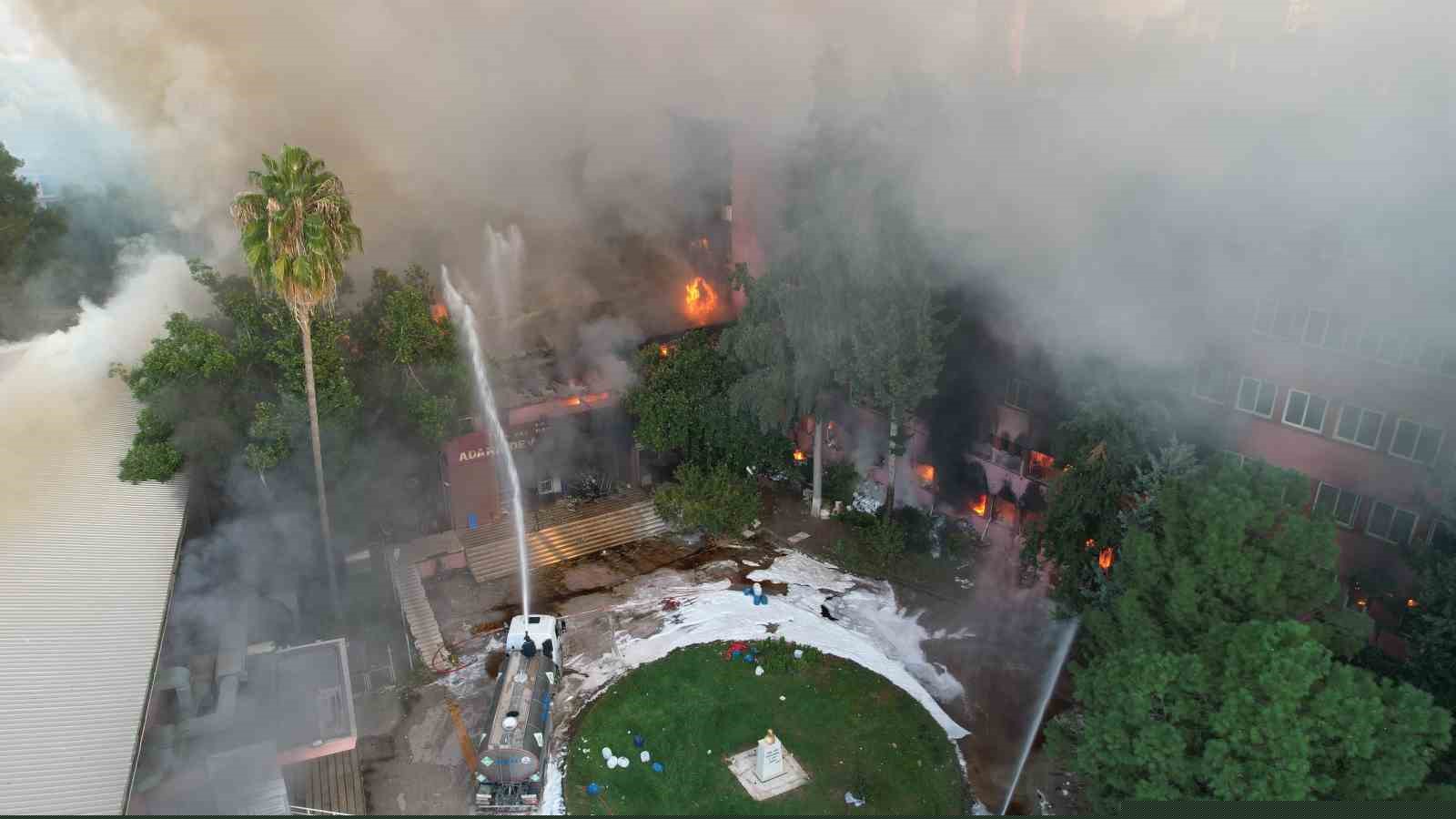 Yangında kullanılamaz hale gelen hastane, 3 yılın ardından yıkılmaya başlandı
