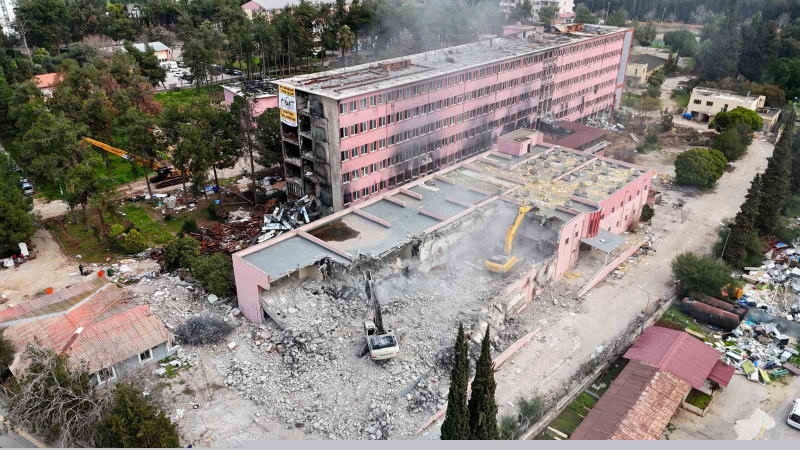 Yangında kullanılamaz hale gelen hastane, 3 yılın ardından yıkılmaya başlandı
