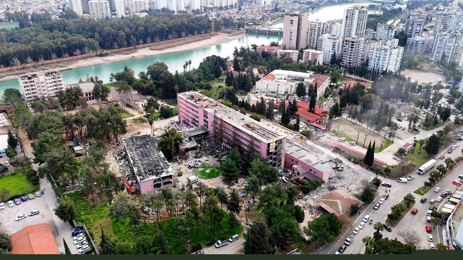 Yangında kullanılamaz hale gelen hastane, 3 yılın ardından yıkılmaya başlandı
