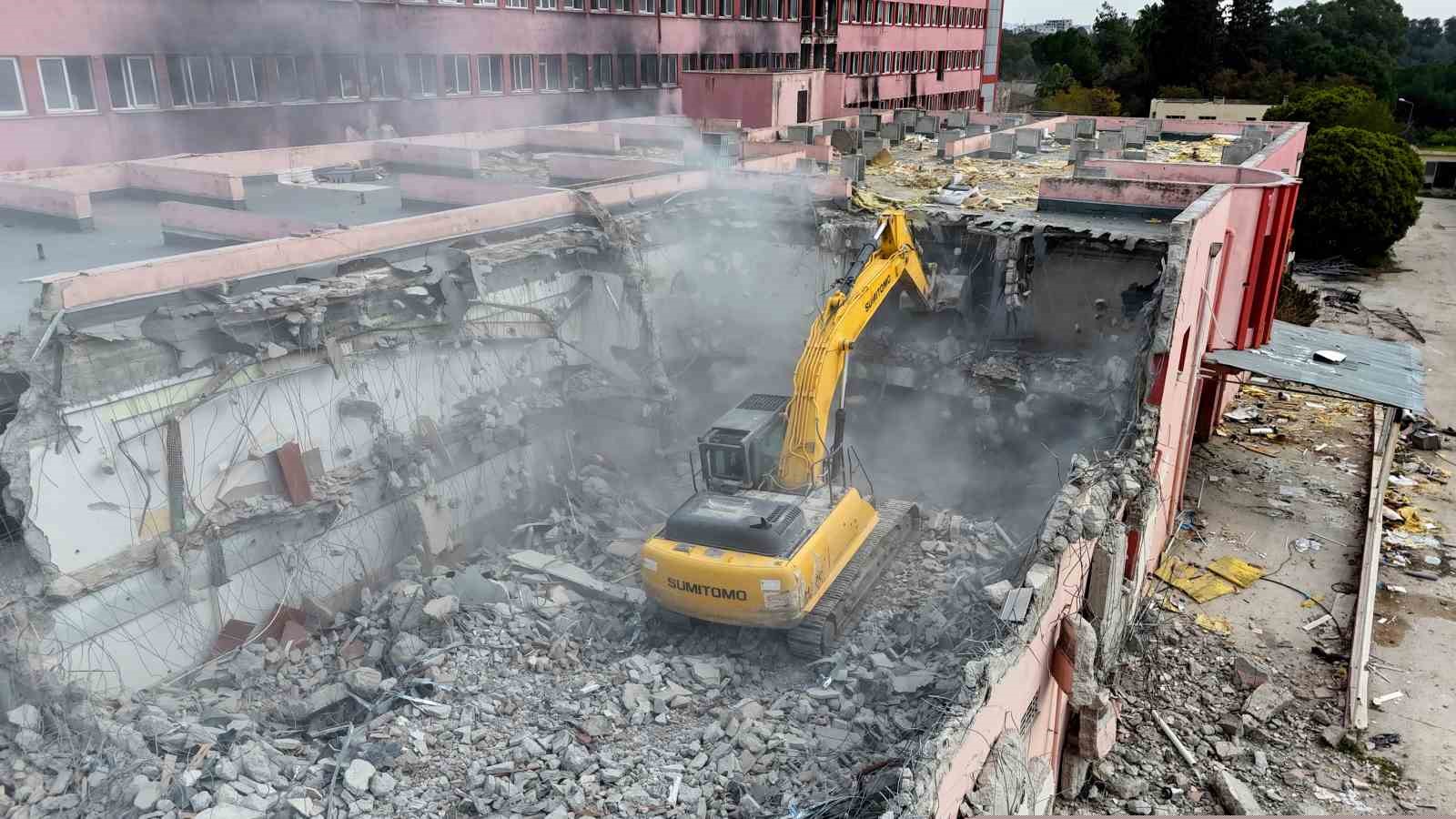 Yangında kullanılamaz hale gelen hastane, 3 yılın ardından yıkılmaya başlandı
