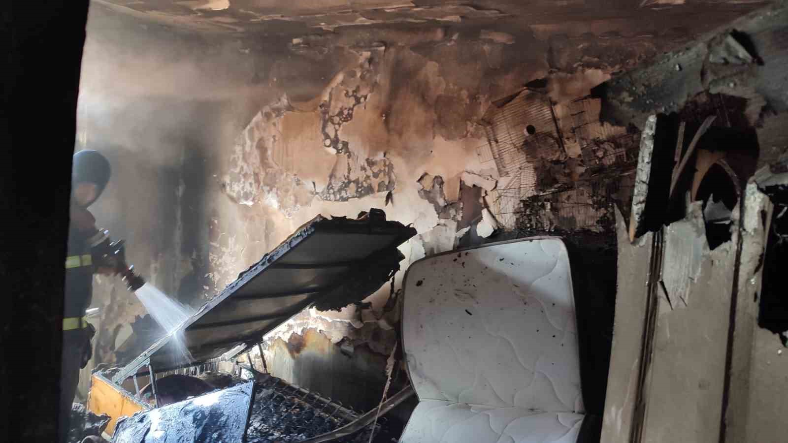 Yangında kuşları yanan çocuğu mahalle sakinleri teselli etti
