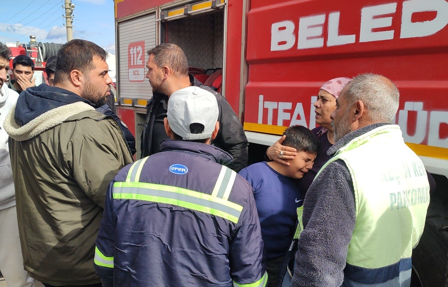 Yangında kuşları yanan çocuğu mahalle sakinleri teselli etti
