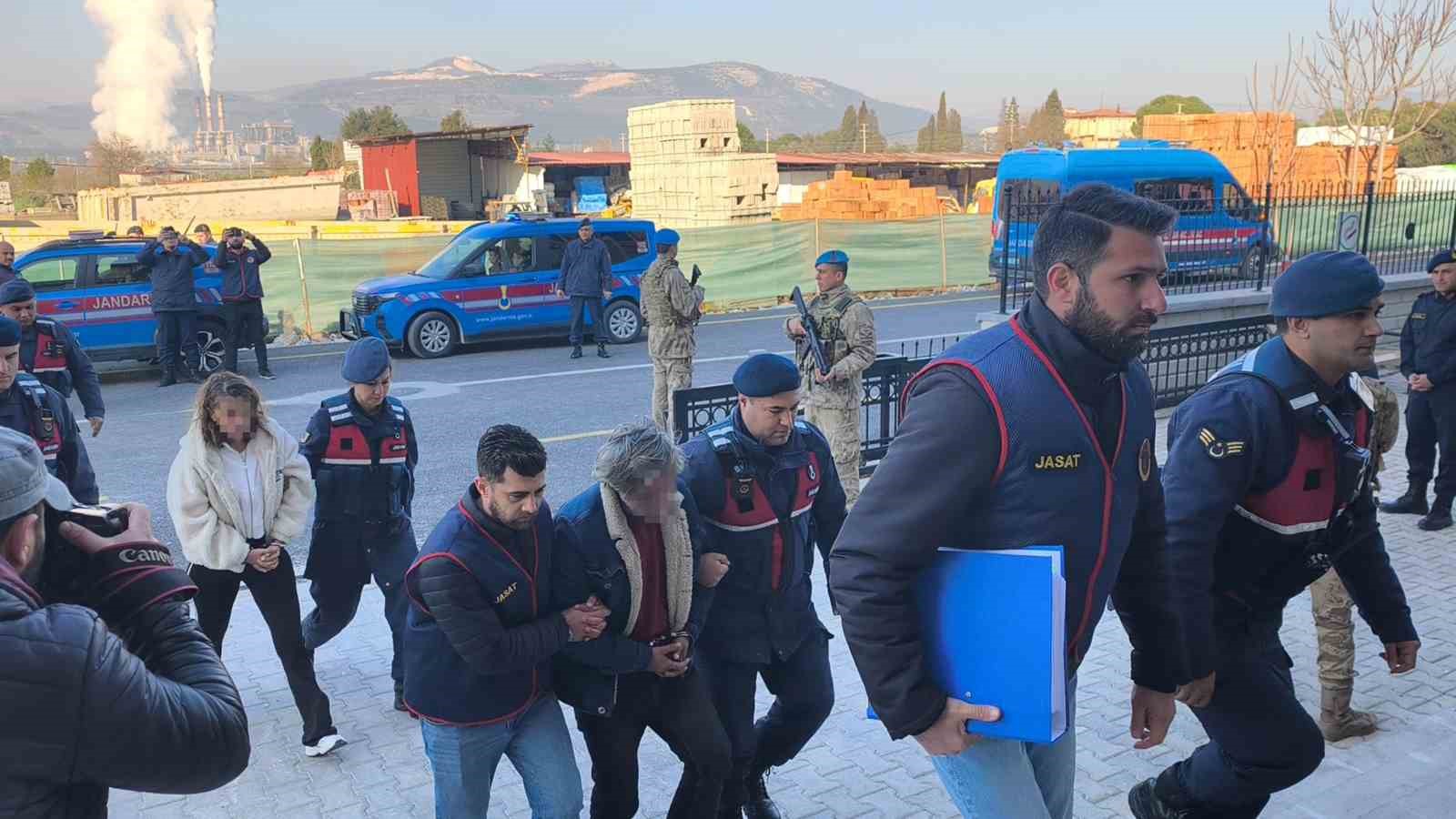 Yangında ölen çift ile ilgili kundaklama iddiası: Torunu ve 5 kişi adliyeye sevk edildi
Yangında ölen çift ile ilgili kundaklama iddiası: Torunu ve 5 kişi adliyeye sevk edildi