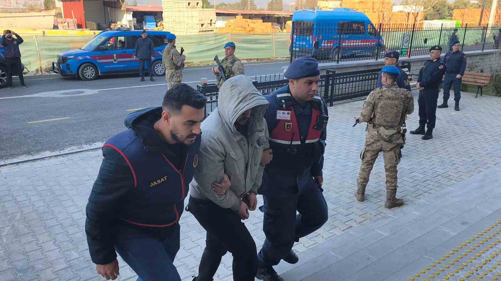 Yangında ölen çift ile ilgili kundaklama iddiası: Torunu ve 5 kişi adliyeye sevk edildi
Yangında ölen çift ile ilgili kundaklama iddiası: Torunu ve 5 kişi adliyeye sevk edildi