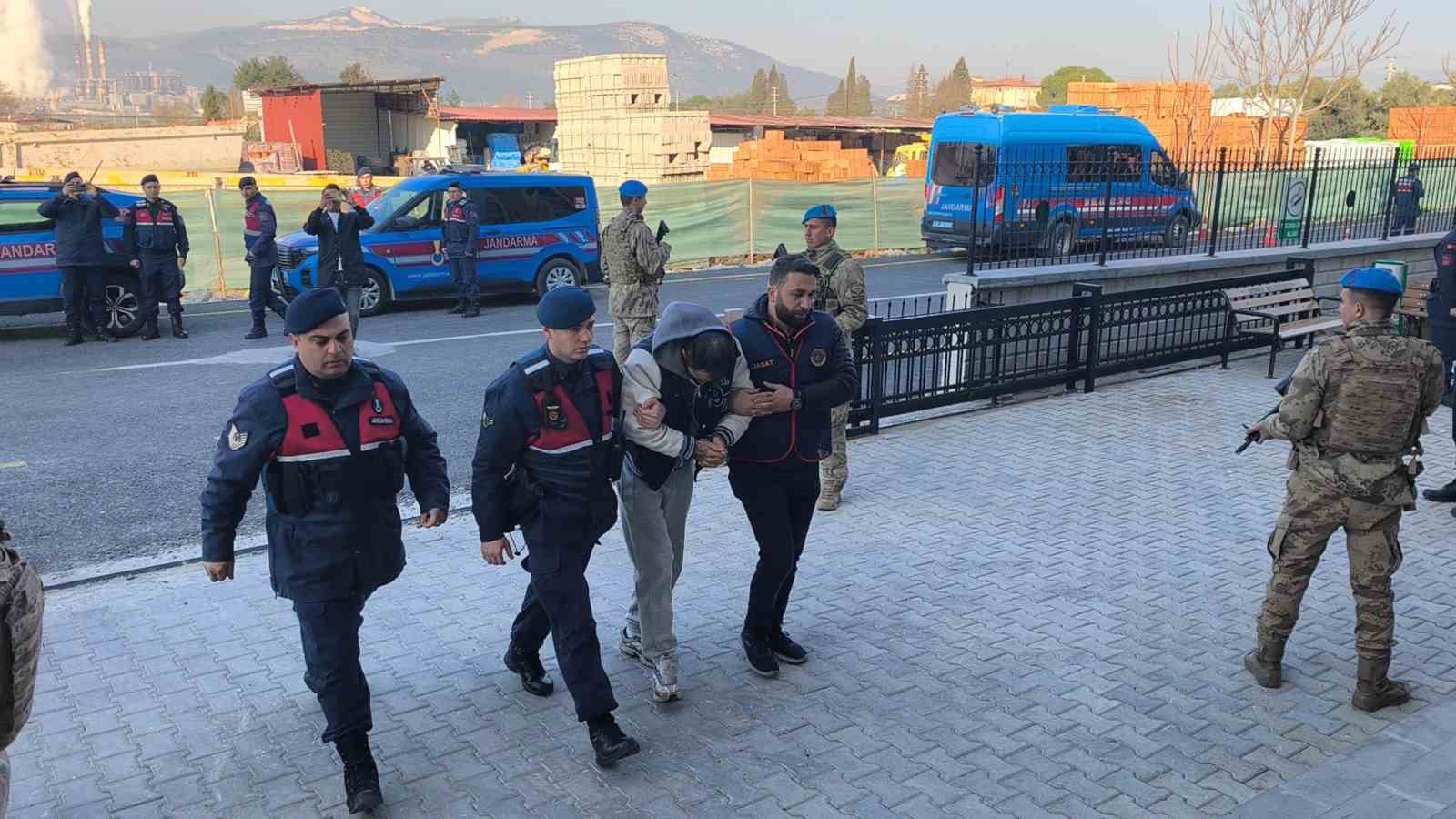 Yangında ölen çift ile ilgili kundaklama iddiası: Torunu ve 5 kişi adliyeye sevk edildi
Yangında ölen çift ile ilgili kundaklama iddiası: Torunu ve 5 kişi adliyeye sevk edildi