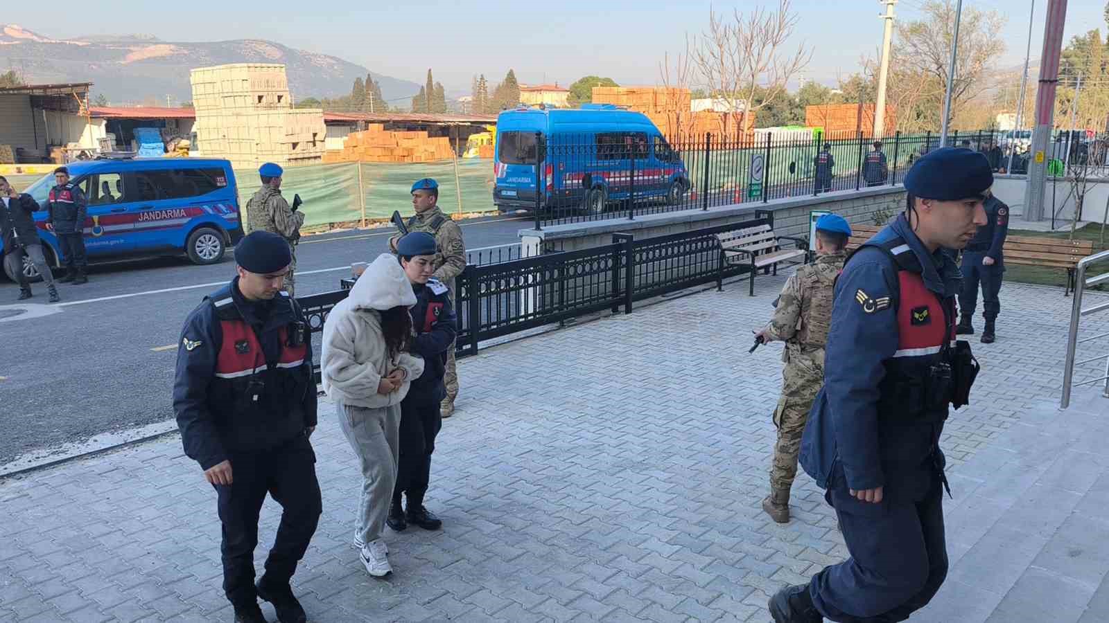 Yangında ölen çift ile ilgili kundaklama iddiası: Torunu ve 5 kişi adliyeye sevk edildi
Yangında ölen çift ile ilgili kundaklama iddiası: Torunu ve 5 kişi adliyeye sevk edildi