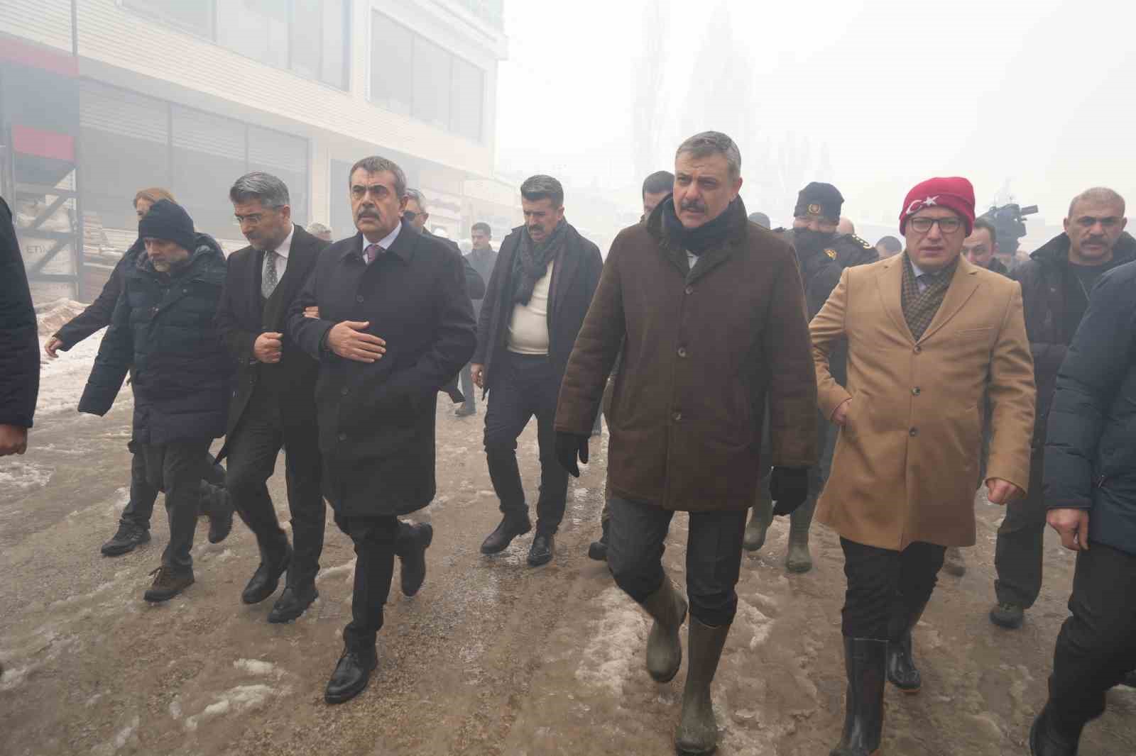 Yangında ölü sayısı 2’ye yükseldi
