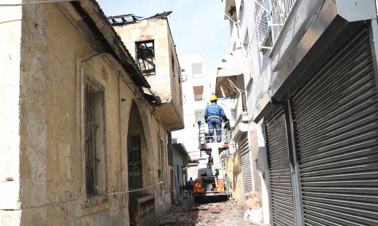 Yangında zarar gören tarihi Mersin evinin çatısı temizlendi
