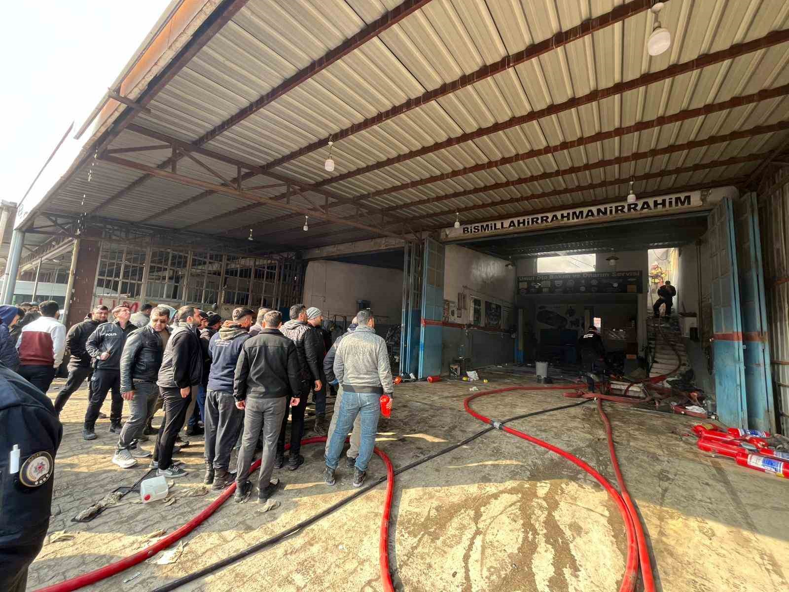 Yangını cep telefonuyla görüntülemek için birbirleriyle yarıştılar

