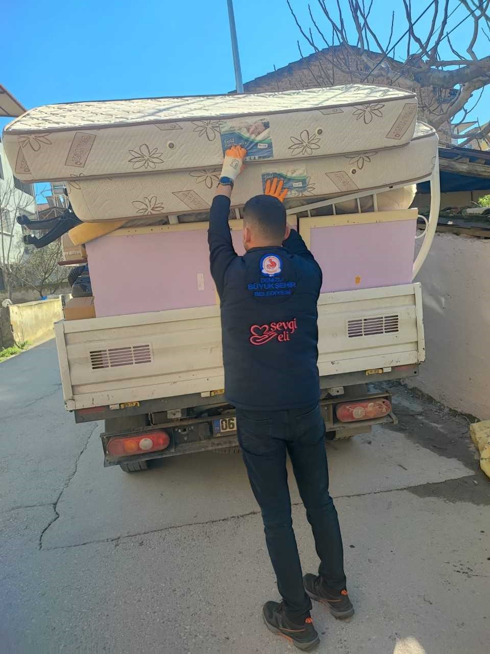 Yangının yaralarını Sevgi Eli sardı
