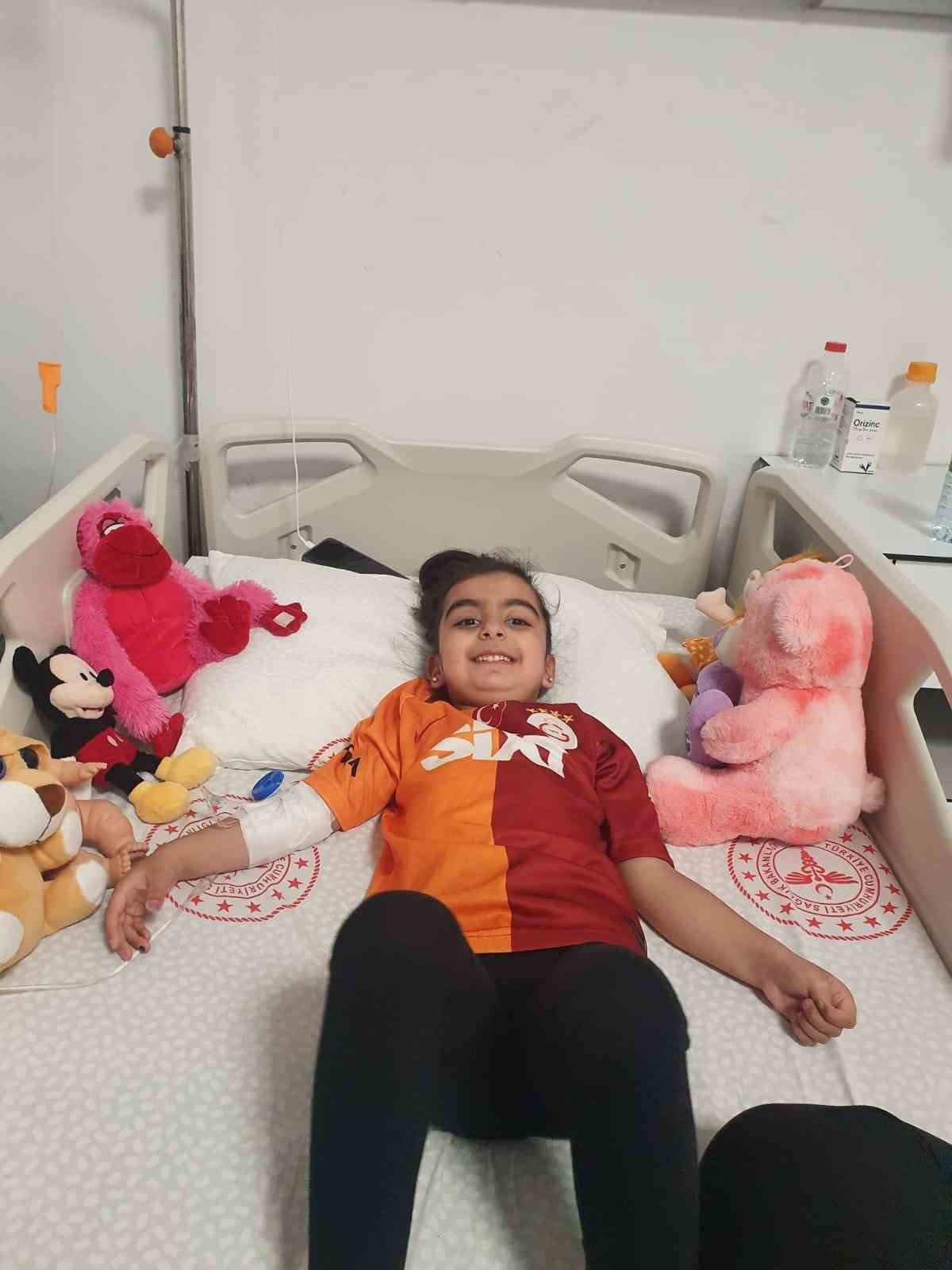 ’Yanlış iğne’ iddiasıyla yatalak olan 4 yaşındaki Mihra yaşam mücadelesi veriyor
