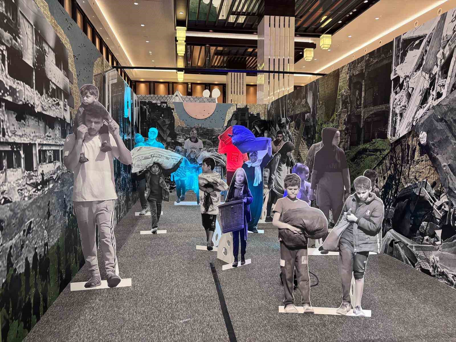 Yapay zeka ile canlandırılan aile hikayeleri ‘Bütün Mutlu Aileler Birbirine Benzer’ sergisinde ziyaretçilerle buluşuyor
