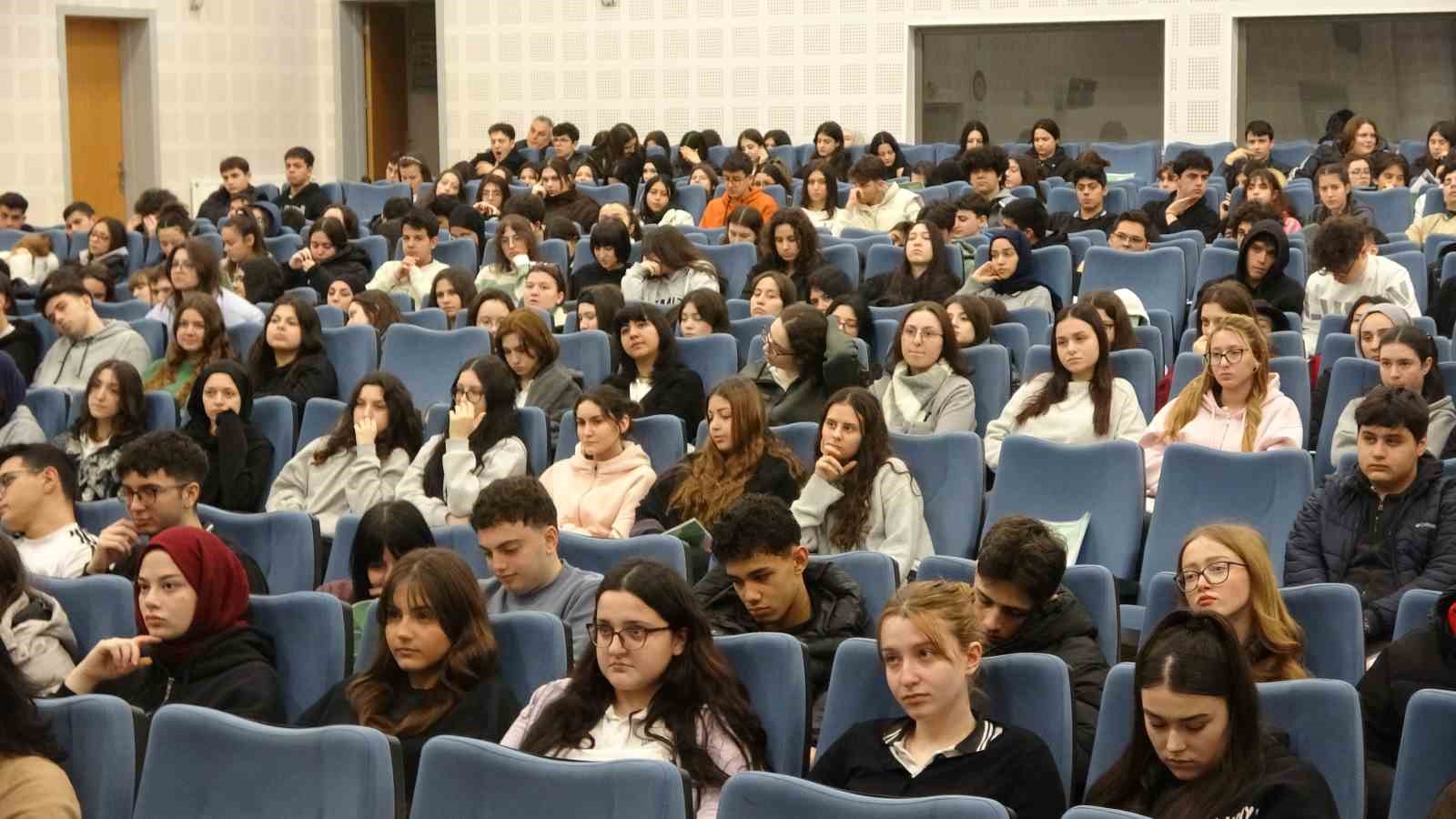 Yapay zekanın eğitim ve sağlıktaki etkileri lise öğrencileriyle paylaşıldı
