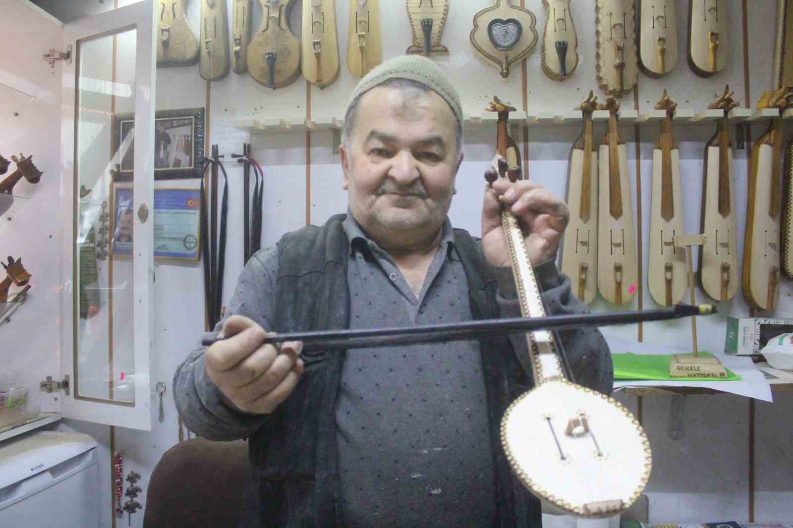Yaptığı sıra dışı ve dekoratif kemençelerle ilgi çekiyor
