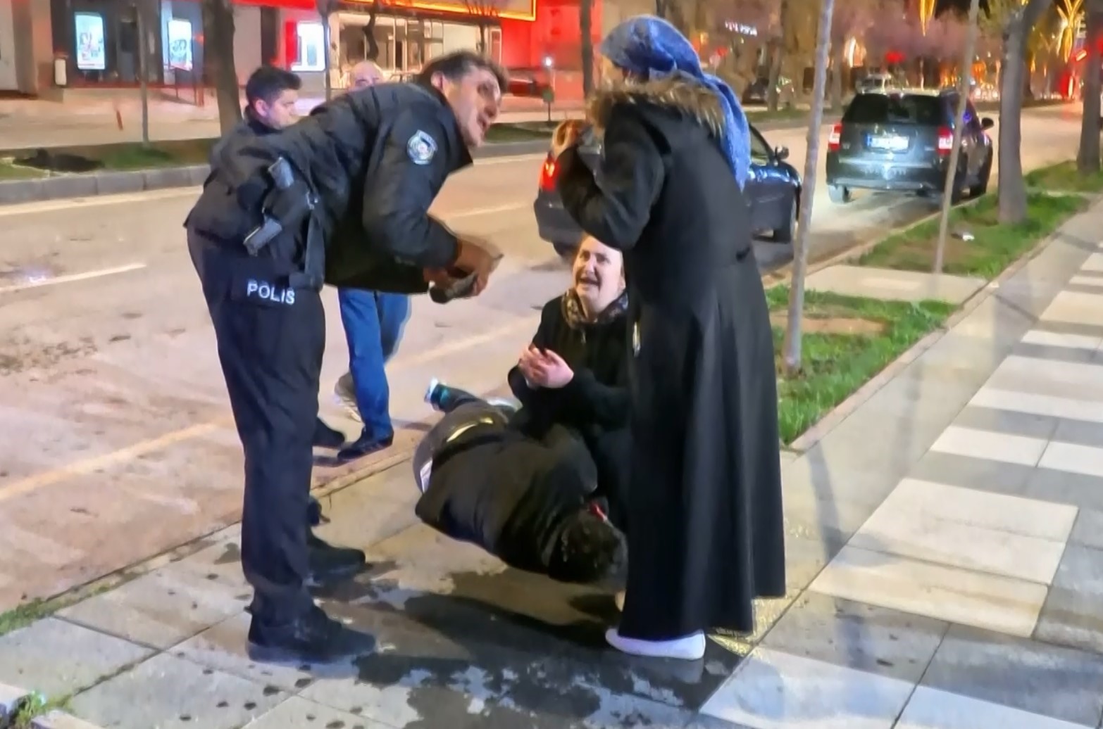 Yaralı oğlunun başındaki annenin feryadı yürekleri dağladı
