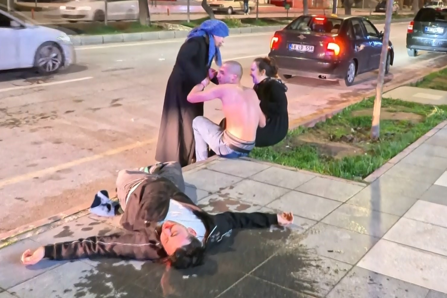 Yaralı oğlunun başındaki annenin feryadı yürekleri dağladı
