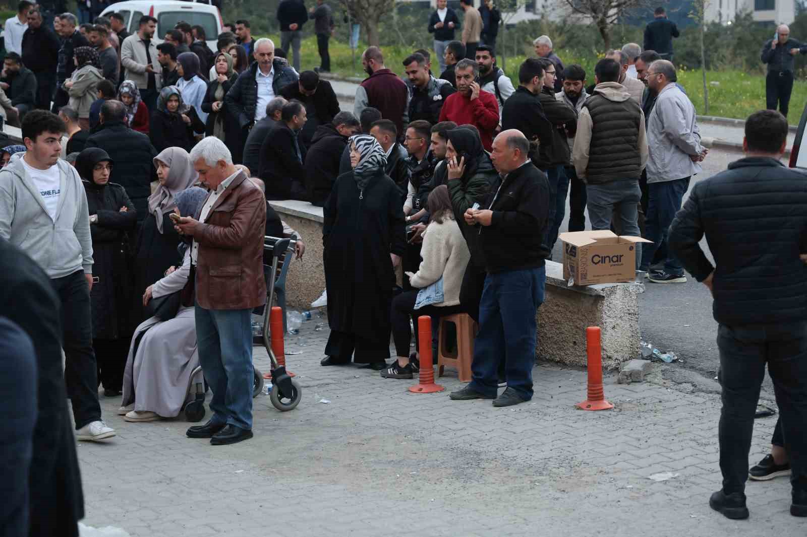Yaralı öğrencilerin ailelerinin hastane önündeki bekleyişi sürüyor
