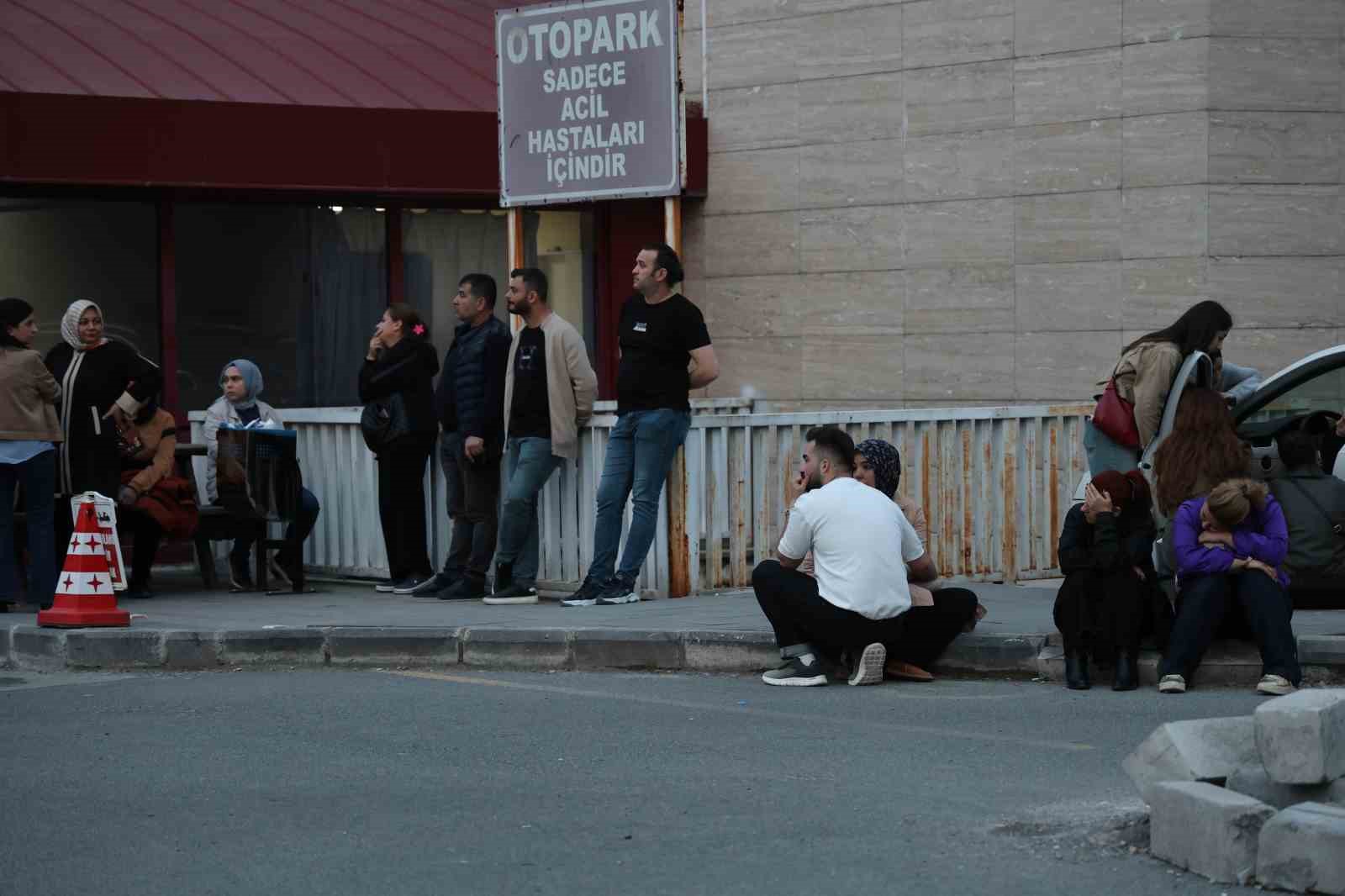 Yaralı öğrencilerin ailelerinin hastane önündeki bekleyişi sürüyor
