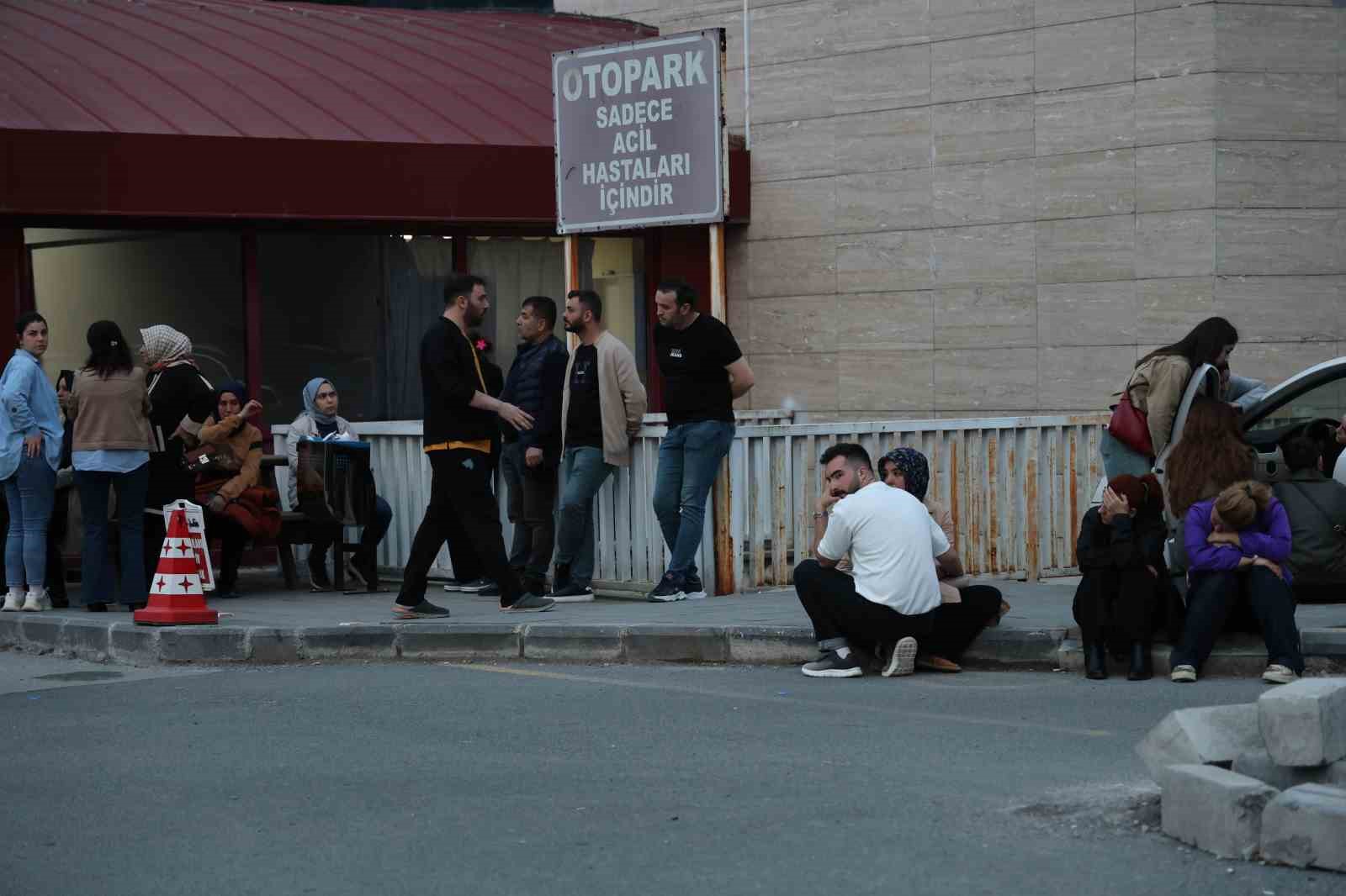 Yaralı öğrencilerin ailelerinin hastane önündeki bekleyişi sürüyor
