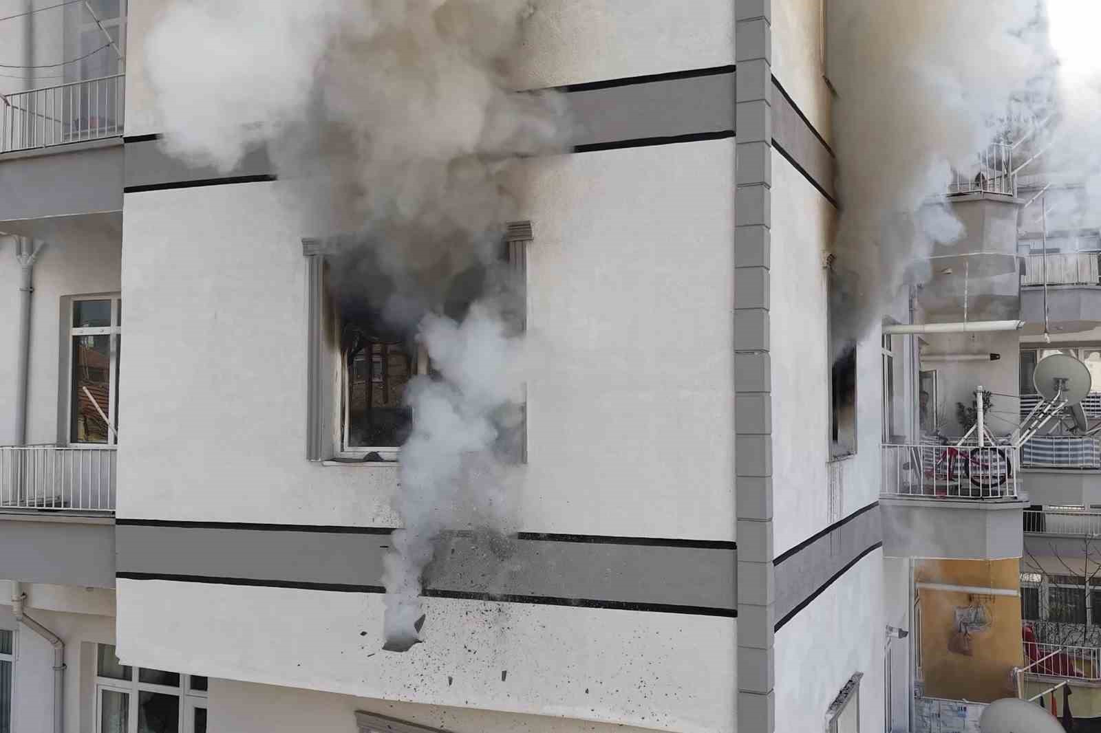 Yardım çağırmak için önce dışarı çıktı, çocuklarını kurtarmak için yanan eve yeniden girdi
Yardım çağırmak için önce dışarı çıktı, çocuklarını kurtarmak için yanan eve yeniden girdi