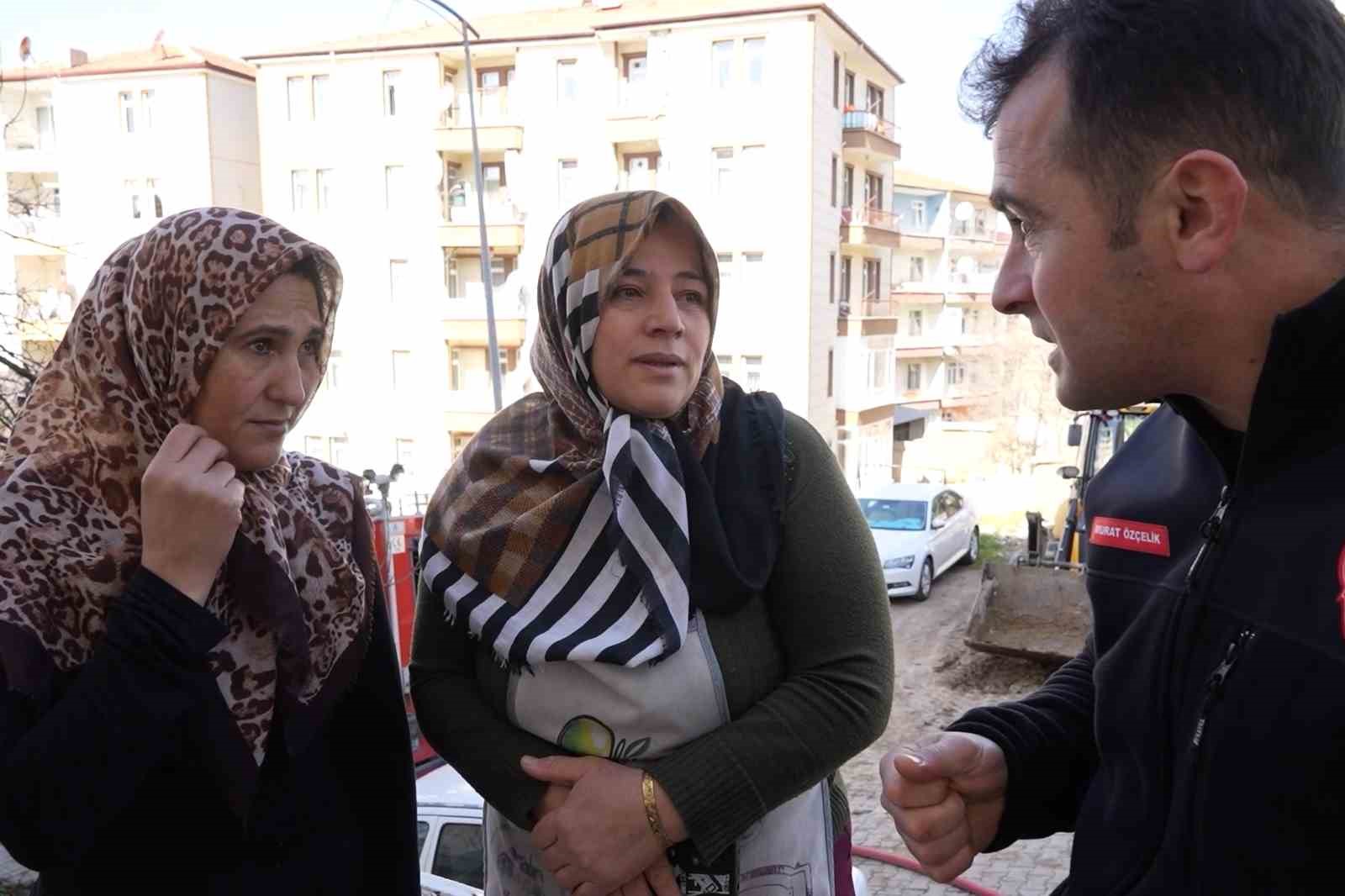 Yardım çağırmak için önce dışarı çıktı, çocuklarını kurtarmak için yanan eve yeniden girdi
Yardım çağırmak için önce dışarı çıktı, çocuklarını kurtarmak için yanan eve yeniden girdi