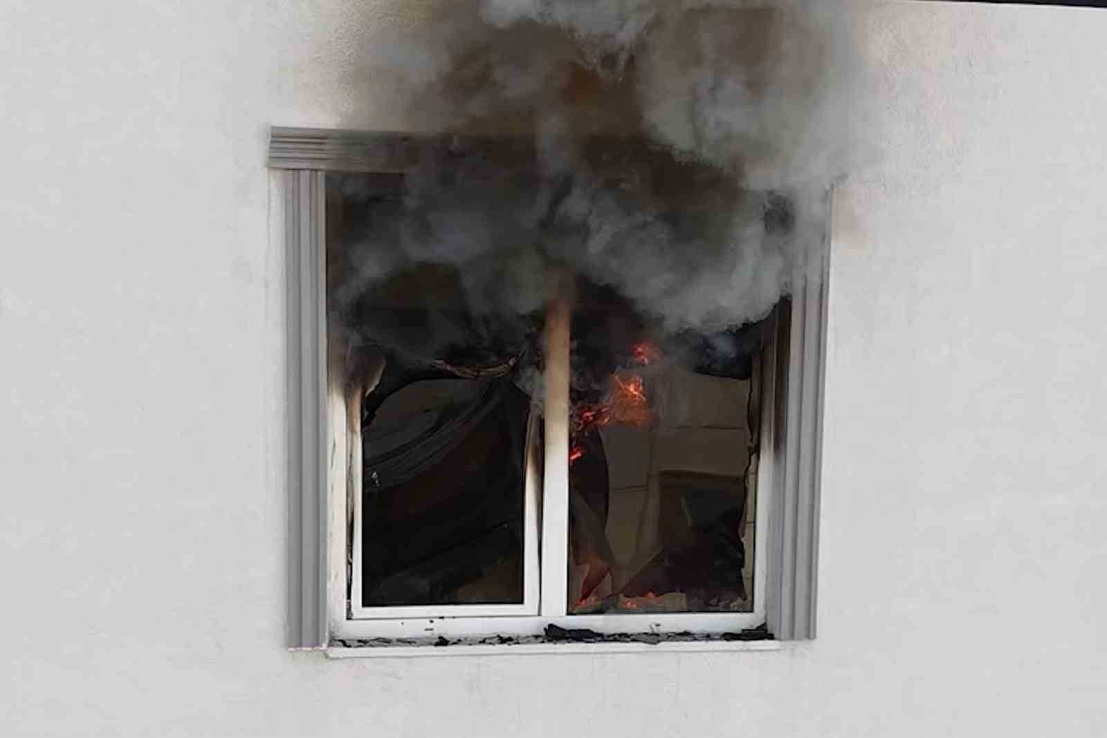 Yardım çağırmak için önce dışarı çıktı, çocuklarını kurtarmak için yanan eve yeniden girdi
Yardım çağırmak için önce dışarı çıktı, çocuklarını kurtarmak için yanan eve yeniden girdi