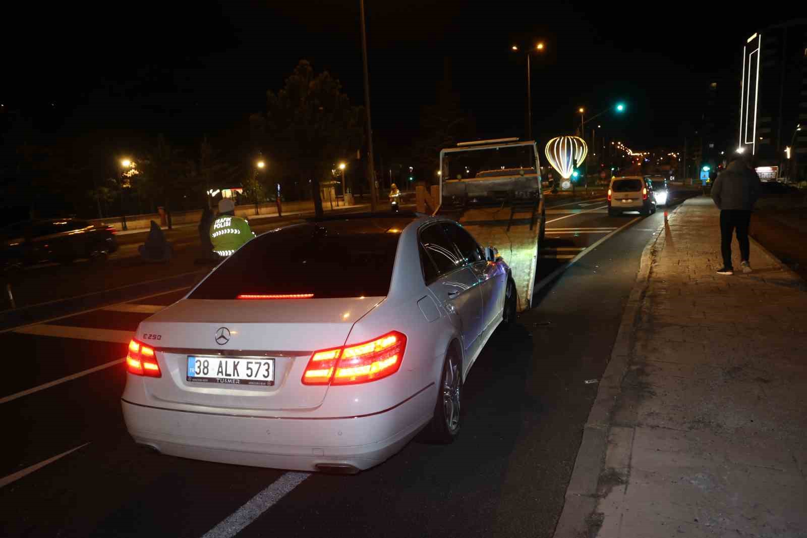 Yardım için durdular, kendilerine küfür edilince alkollü sürücüyü ve arkadaşını darp ettiler
