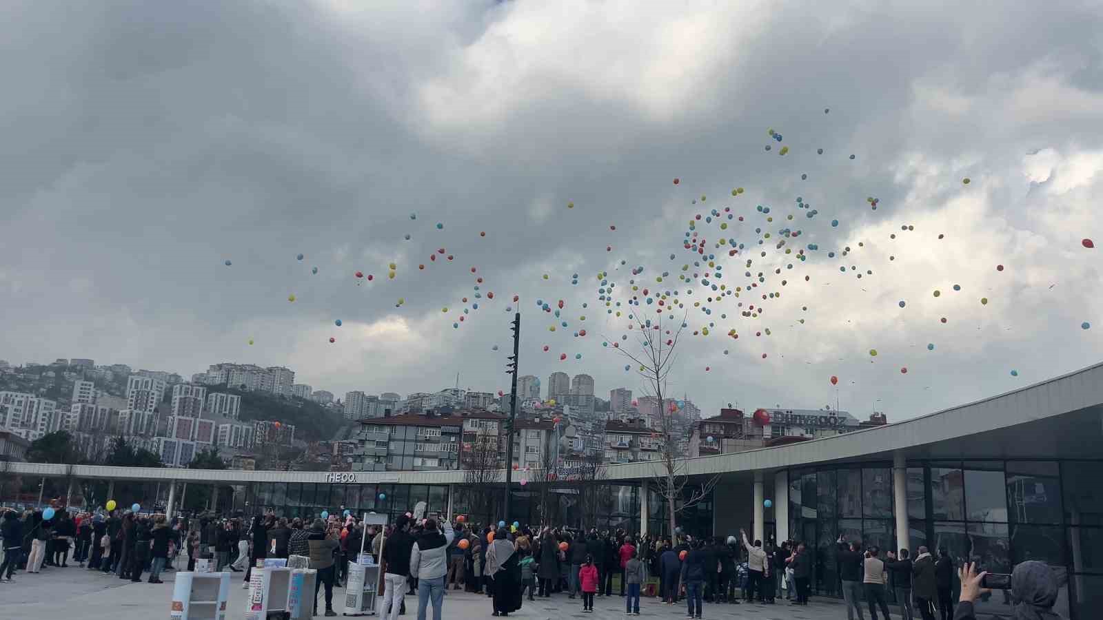 Yardım kampanyası tamamlanan Uras Ege için gökyüzüne balonlar bırakıldı
