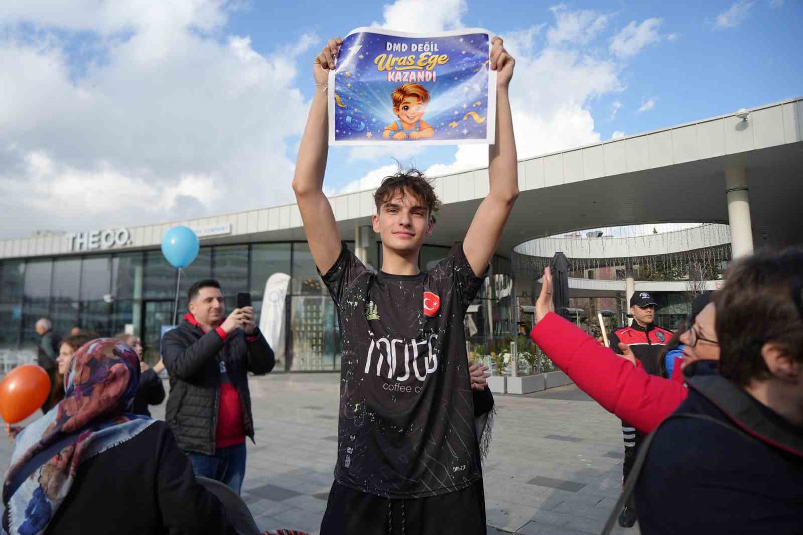 Yardım kampanyası tamamlanan Uras Ege için gökyüzüne balonlar bırakıldı
