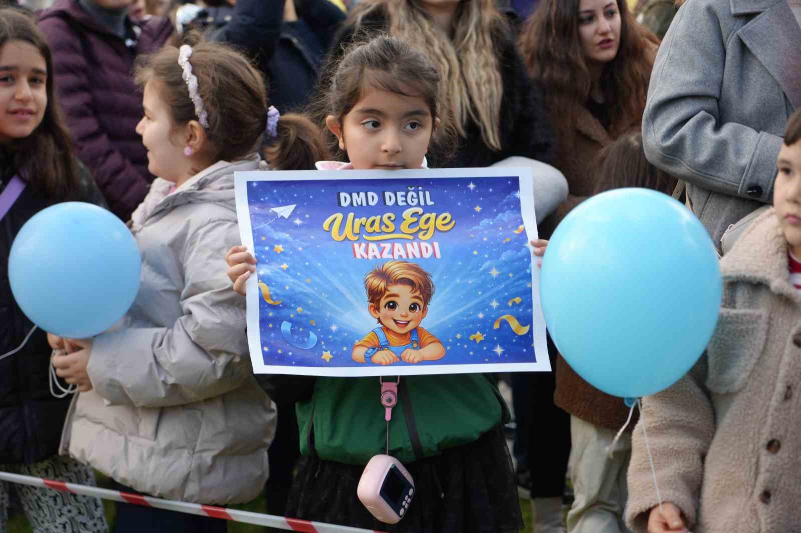 Yardım kampanyası tamamlanan Uras Ege için gökyüzüne balonlar bırakıldı
